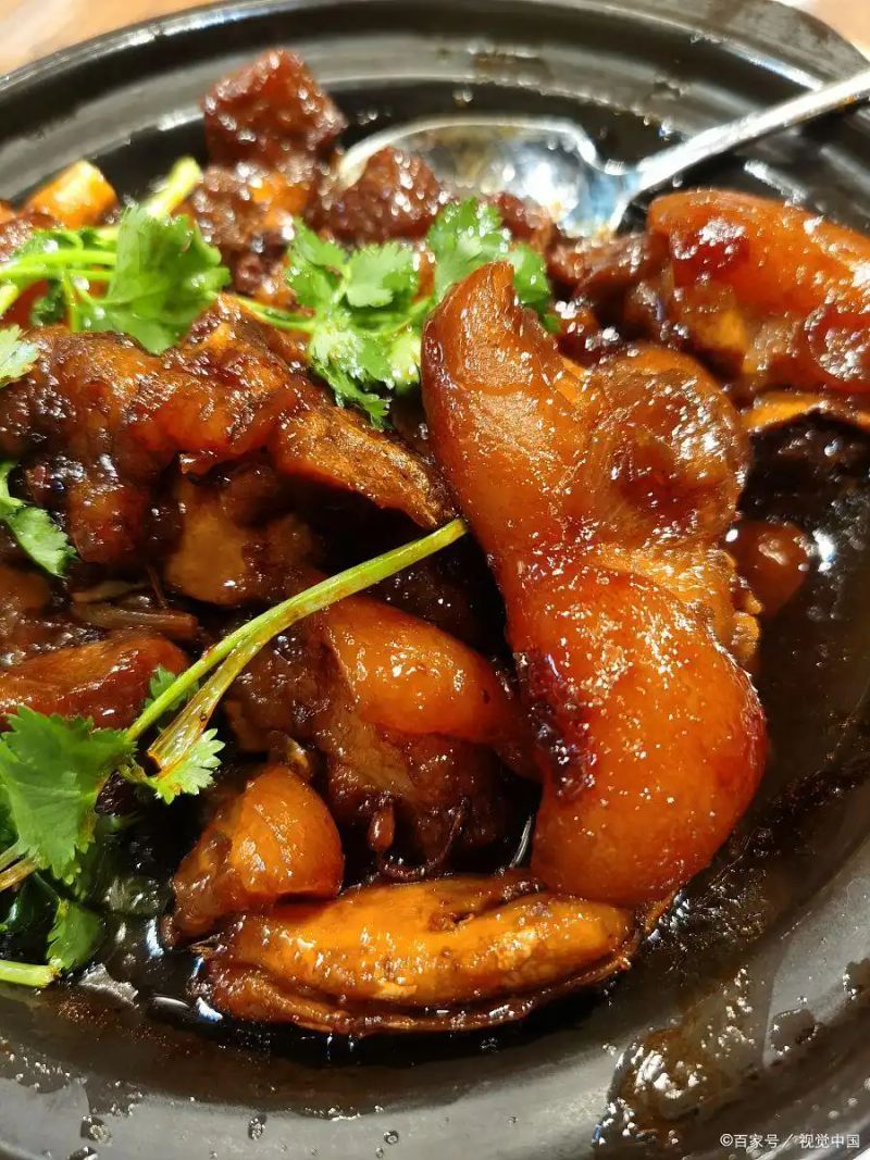 The simplest way to burn a pig's feet