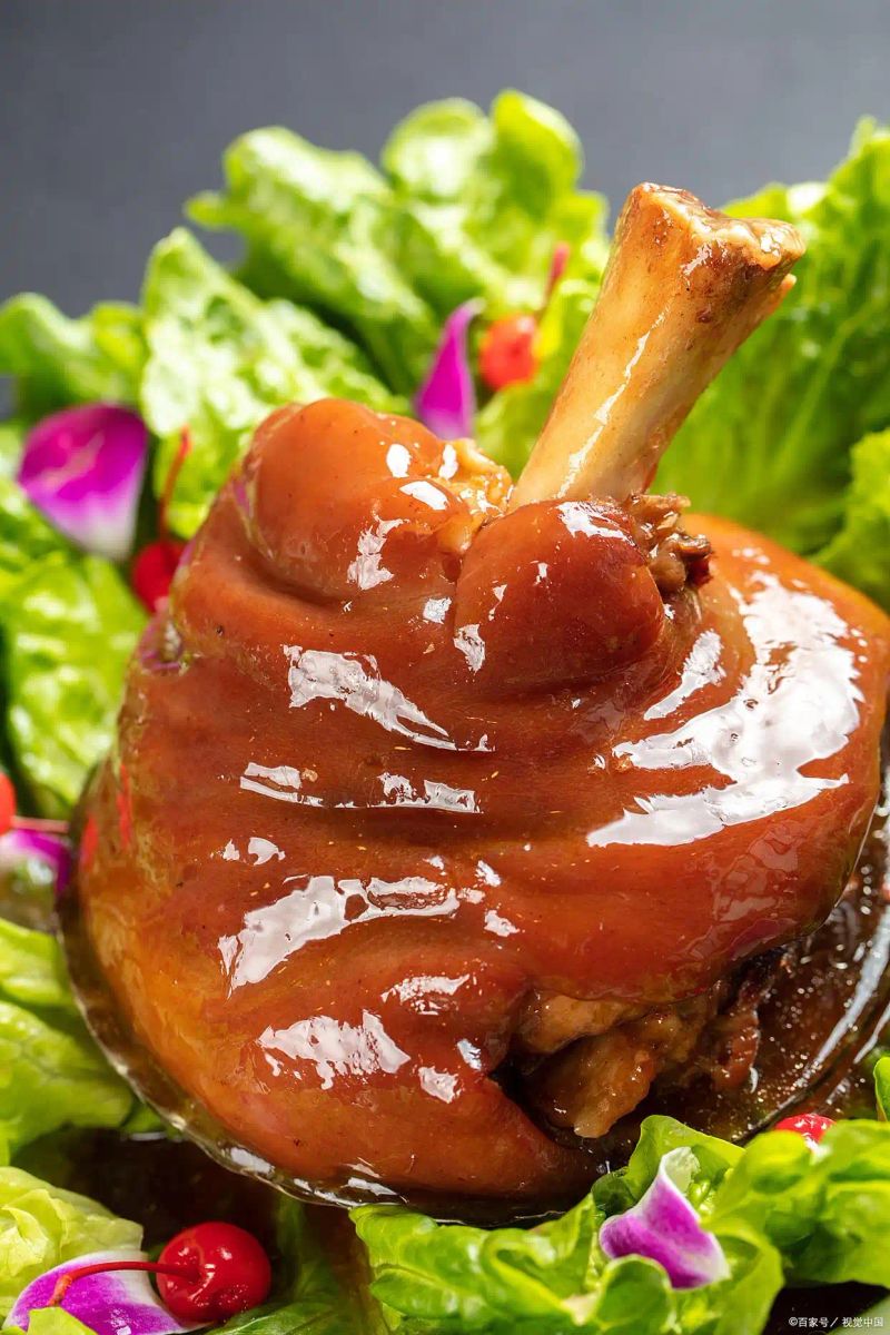 The simplest way to burn a pig's feet