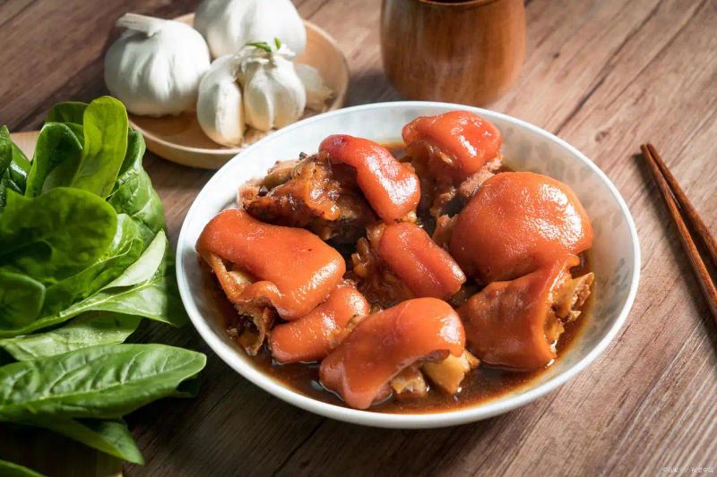 The simplest way to burn a pig's feet
