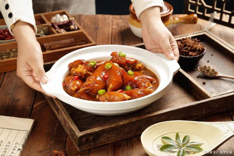 The simplest way to burn a pig's feet