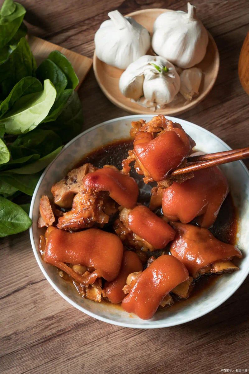 The simplest way to burn a pig's feet