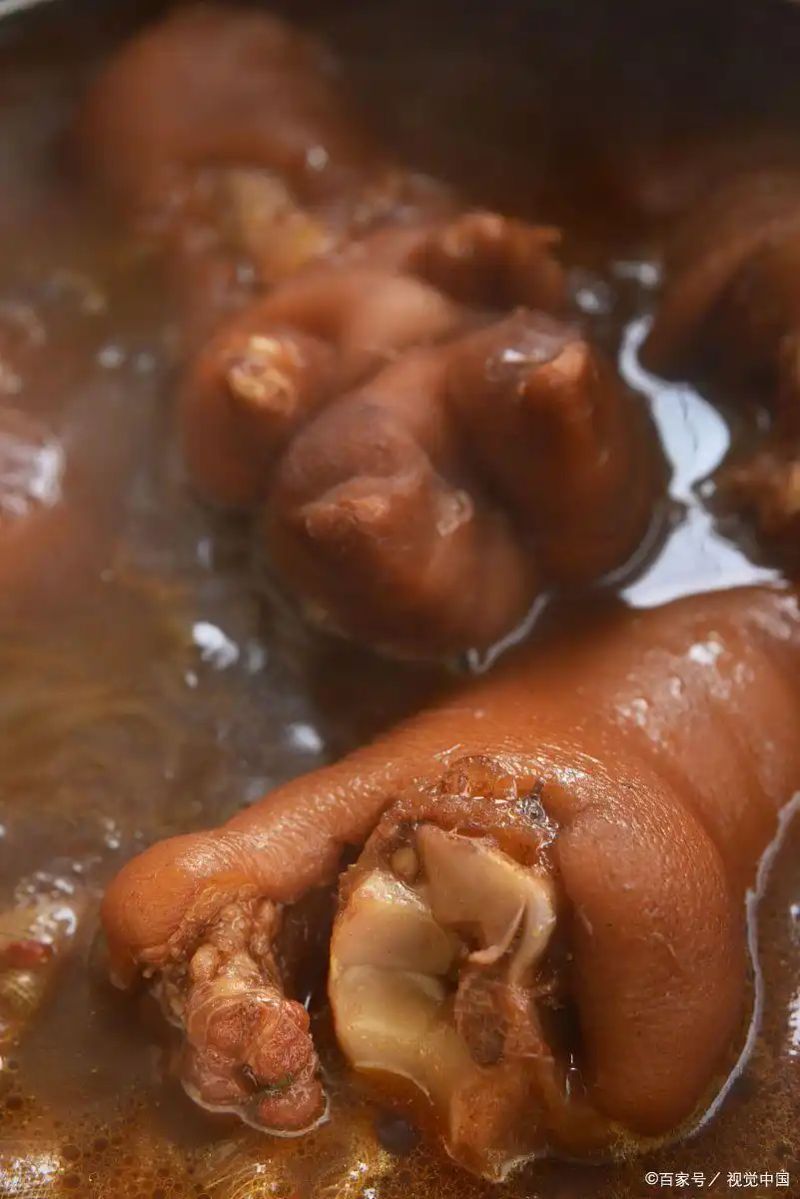 The simplest way to burn a pig's feet