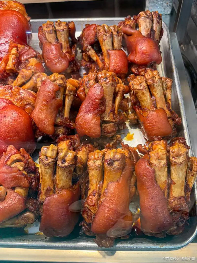 The simplest way to burn a pig's feet
