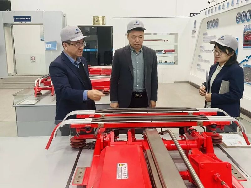 火车受电弓工作原理