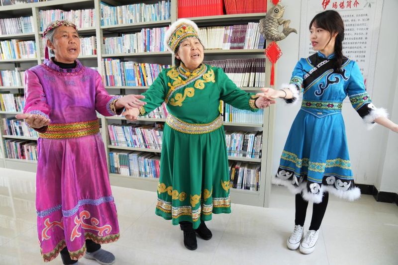 赫哲族的人口特点