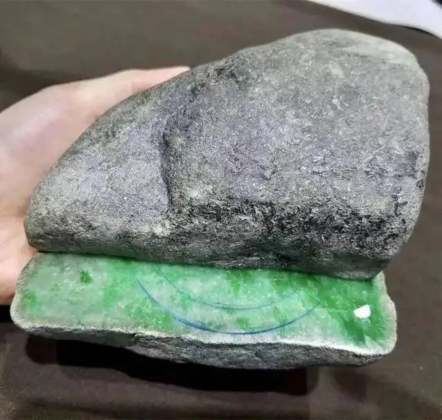 选择黑皮翡翠原石的七个小经验和技巧